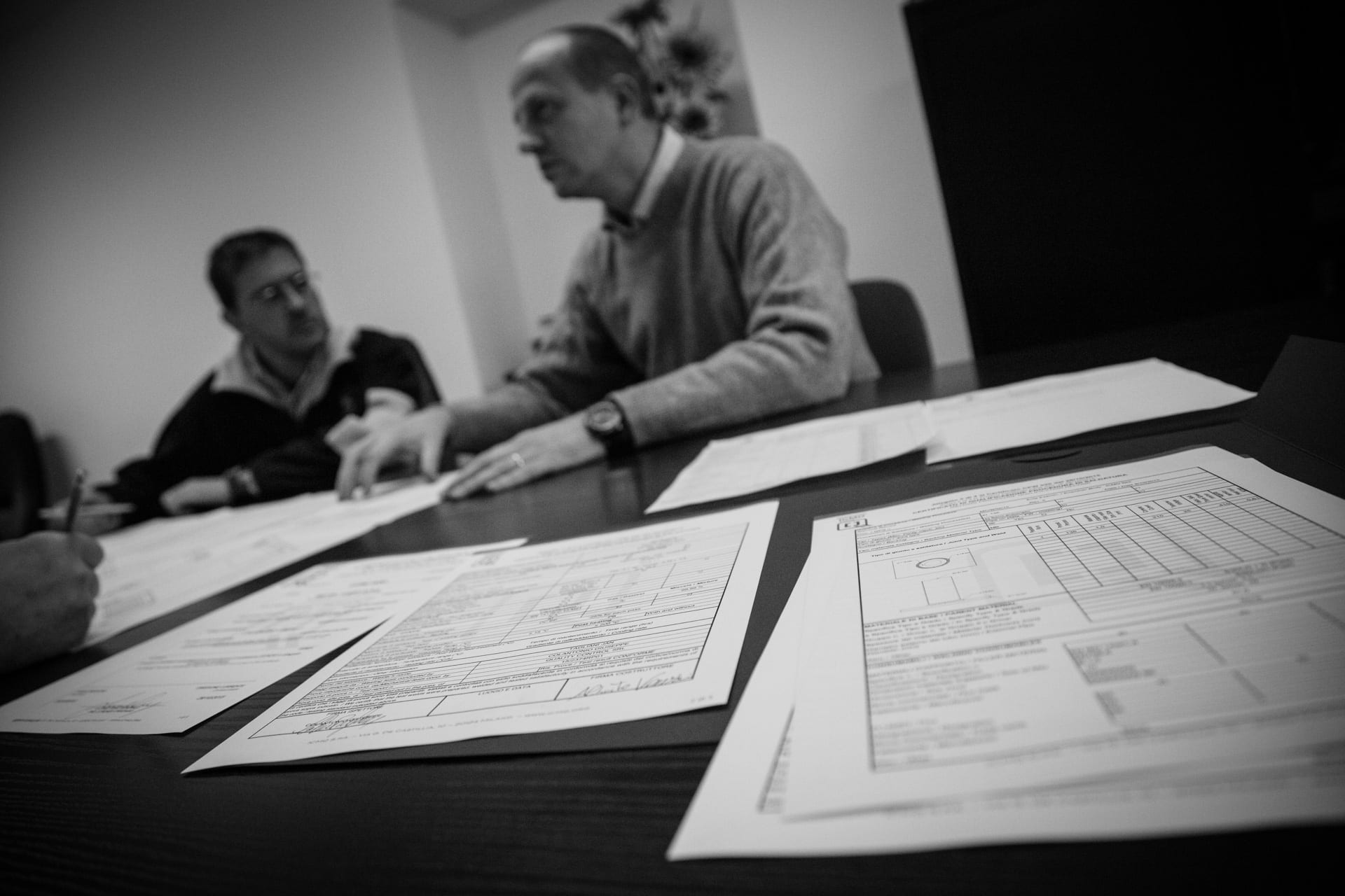 Riunione di progettazione di lavorazioni meccaniche