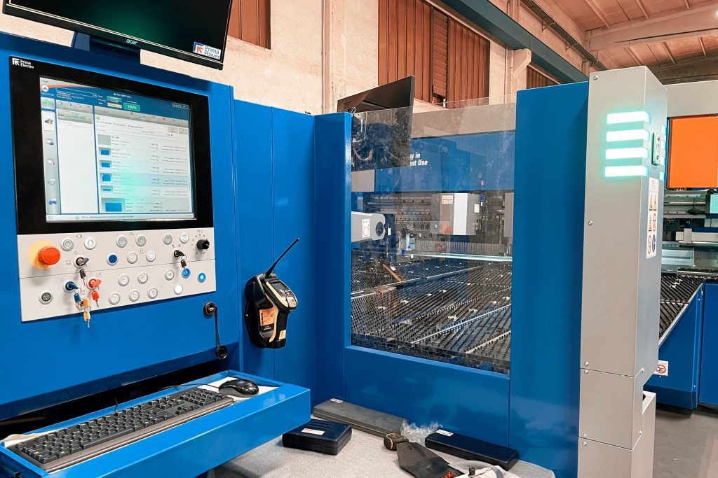 la pannellatrice semiautomatica di metal carp