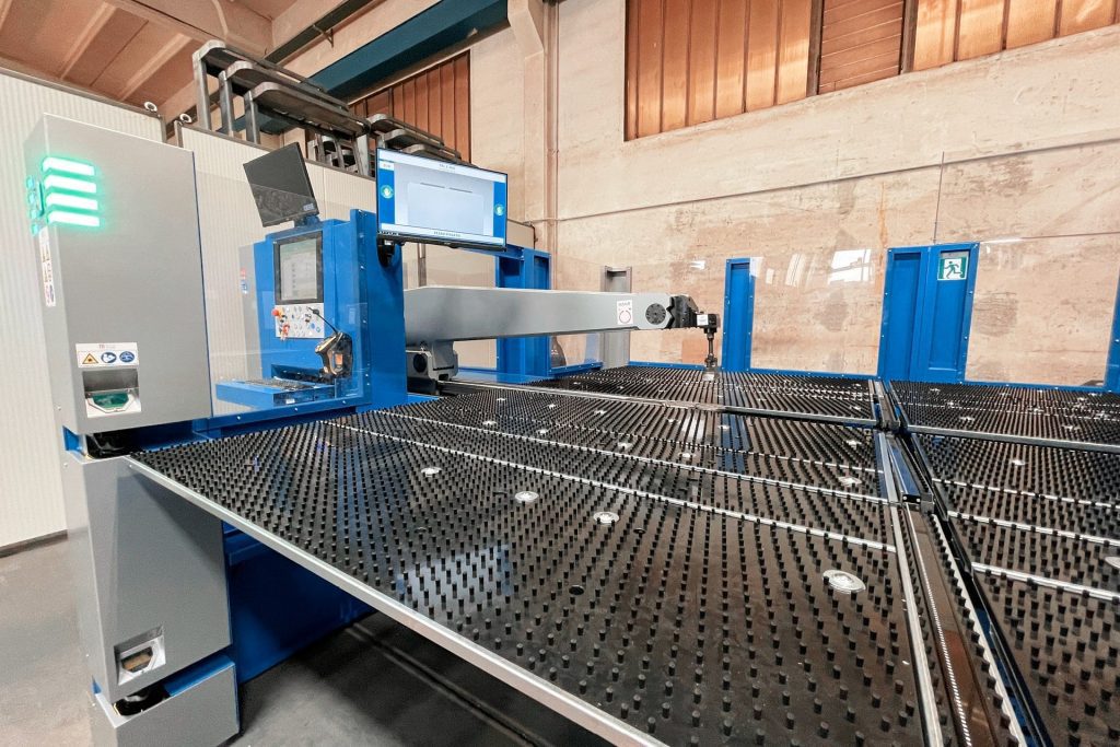 la pannellatrice semiautomatica di metal carp